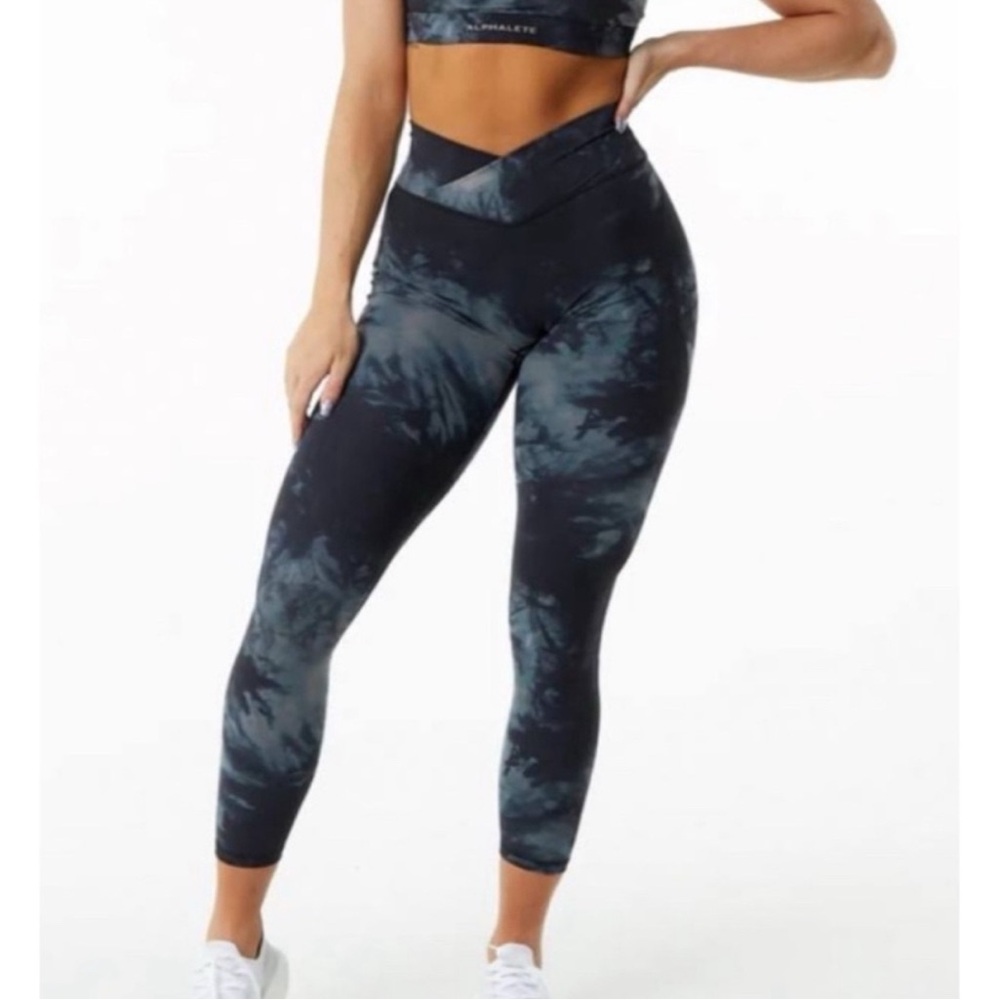 Alphalete Charcoal and Black Patterned Leggings & Bra Set